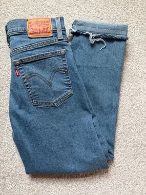 Women’s Levi's Blue Wedgie Straight Denim Jeans with Frayed Hem size 27